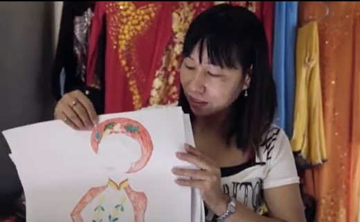 阮氏水雪擅長製作越南國服  圖／翻攝自FWRPD婦女權益促進發展基金會官方YouTube頻道